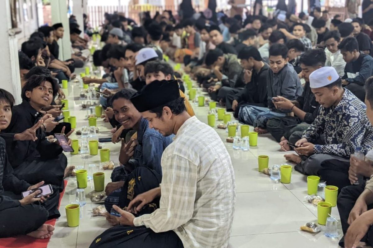 Suasana berbuka puasa bersama di Masjid Fathun Qarib UIN Ar-Raniry Banda Aceh pada hari pertama puasa, Selasa (12/3/2023)